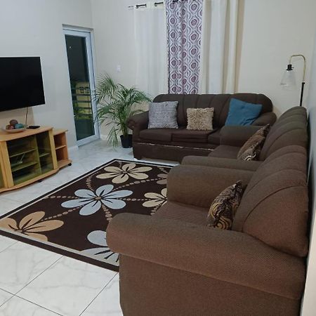Lovely 2 Bedroom C̅ Netflix Across National Stadium Kingston Ngoại thất bức ảnh