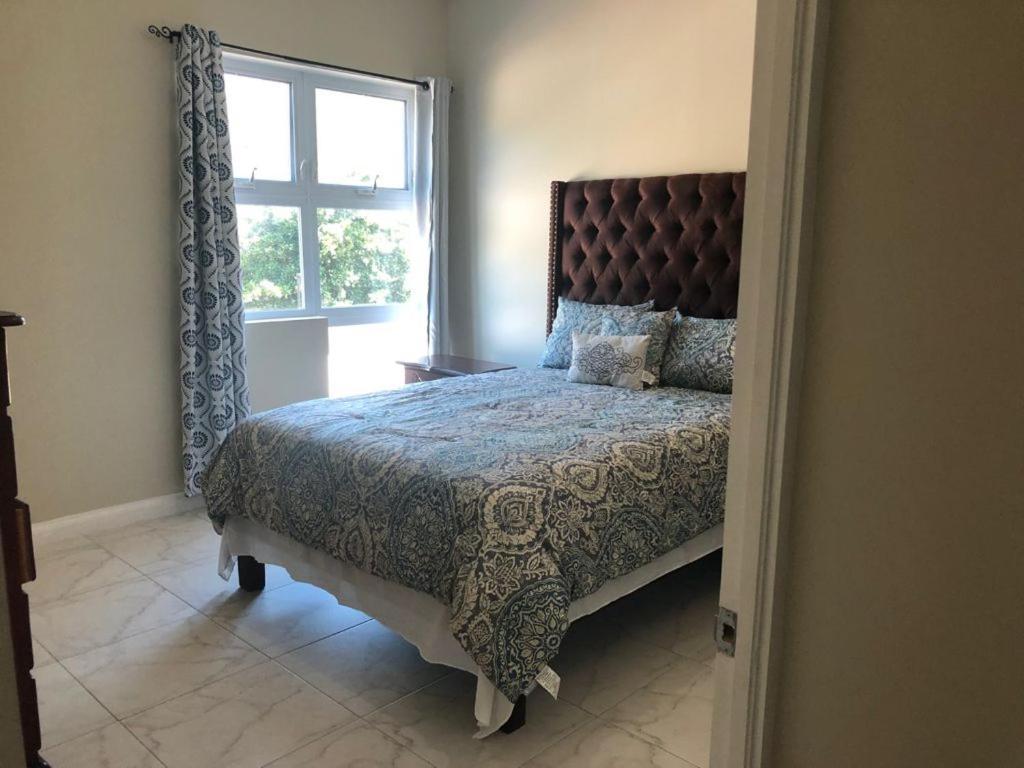 Lovely 2 Bedroom C̅ Netflix Across National Stadium Kingston Ngoại thất bức ảnh