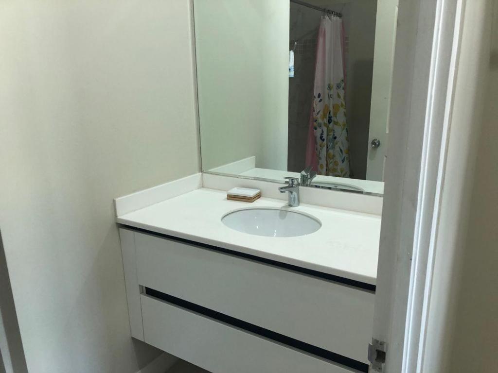Lovely 2 Bedroom C̅ Netflix Across National Stadium Kingston Ngoại thất bức ảnh