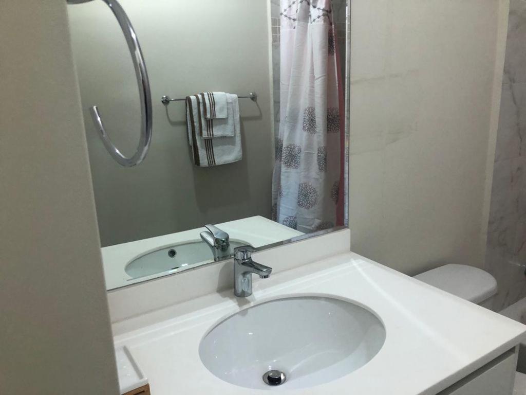 Lovely 2 Bedroom C̅ Netflix Across National Stadium Kingston Ngoại thất bức ảnh
