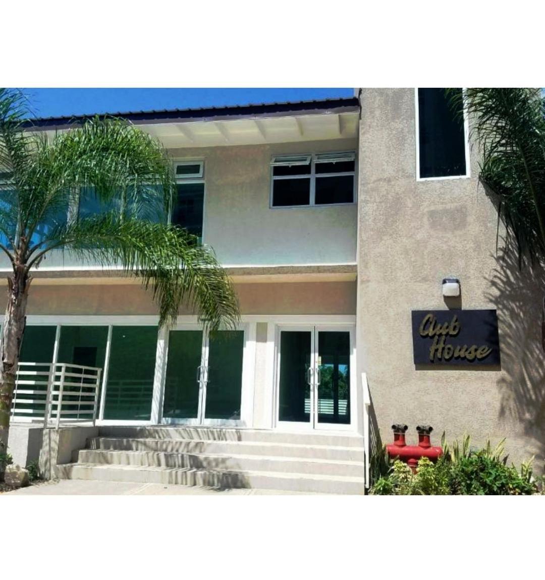 Lovely 2 Bedroom C̅ Netflix Across National Stadium Kingston Ngoại thất bức ảnh