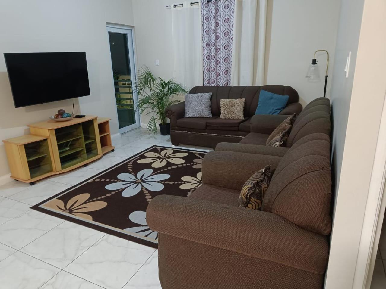 Lovely 2 Bedroom C̅ Netflix Across National Stadium Kingston Ngoại thất bức ảnh